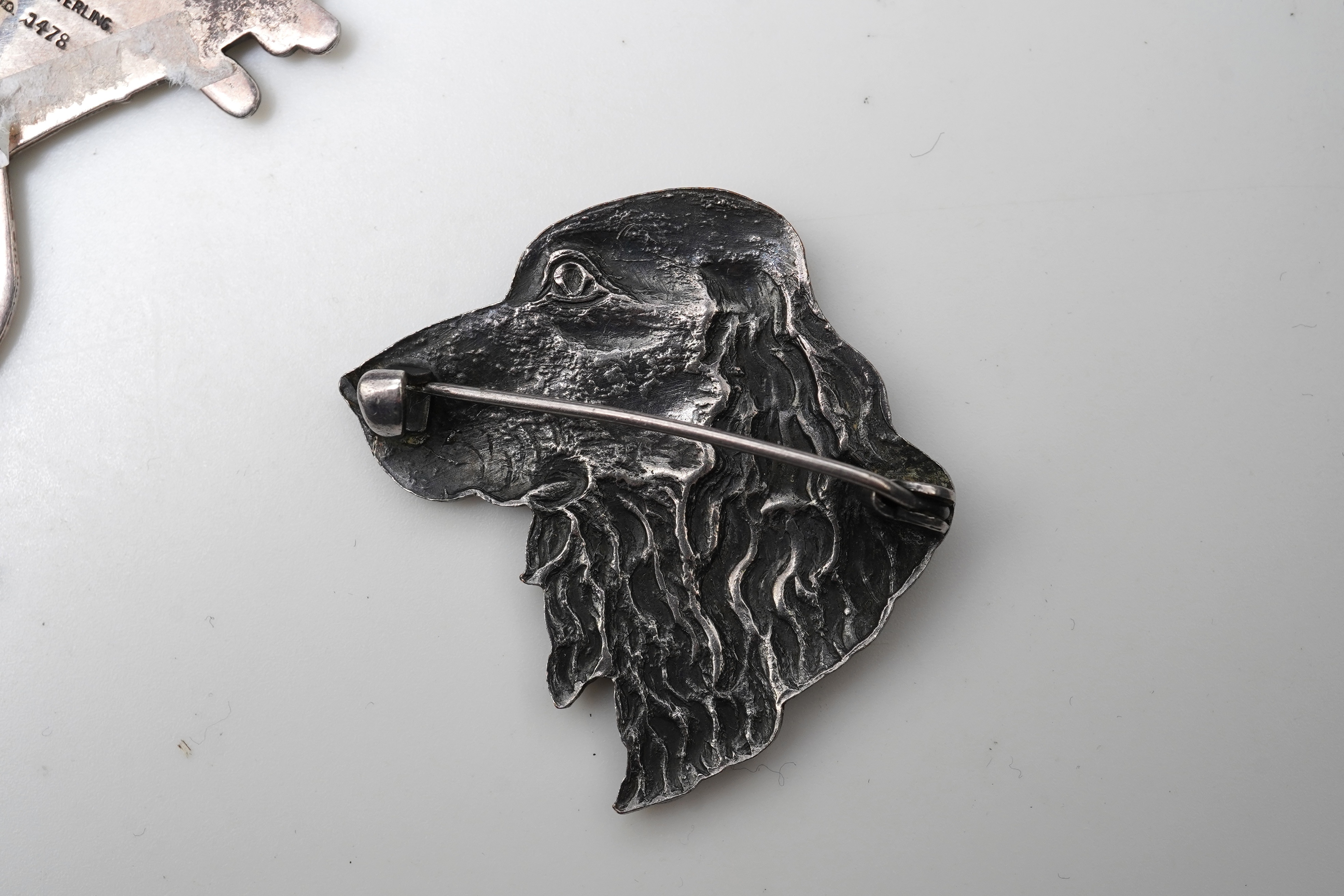 A collection of novelty jewels